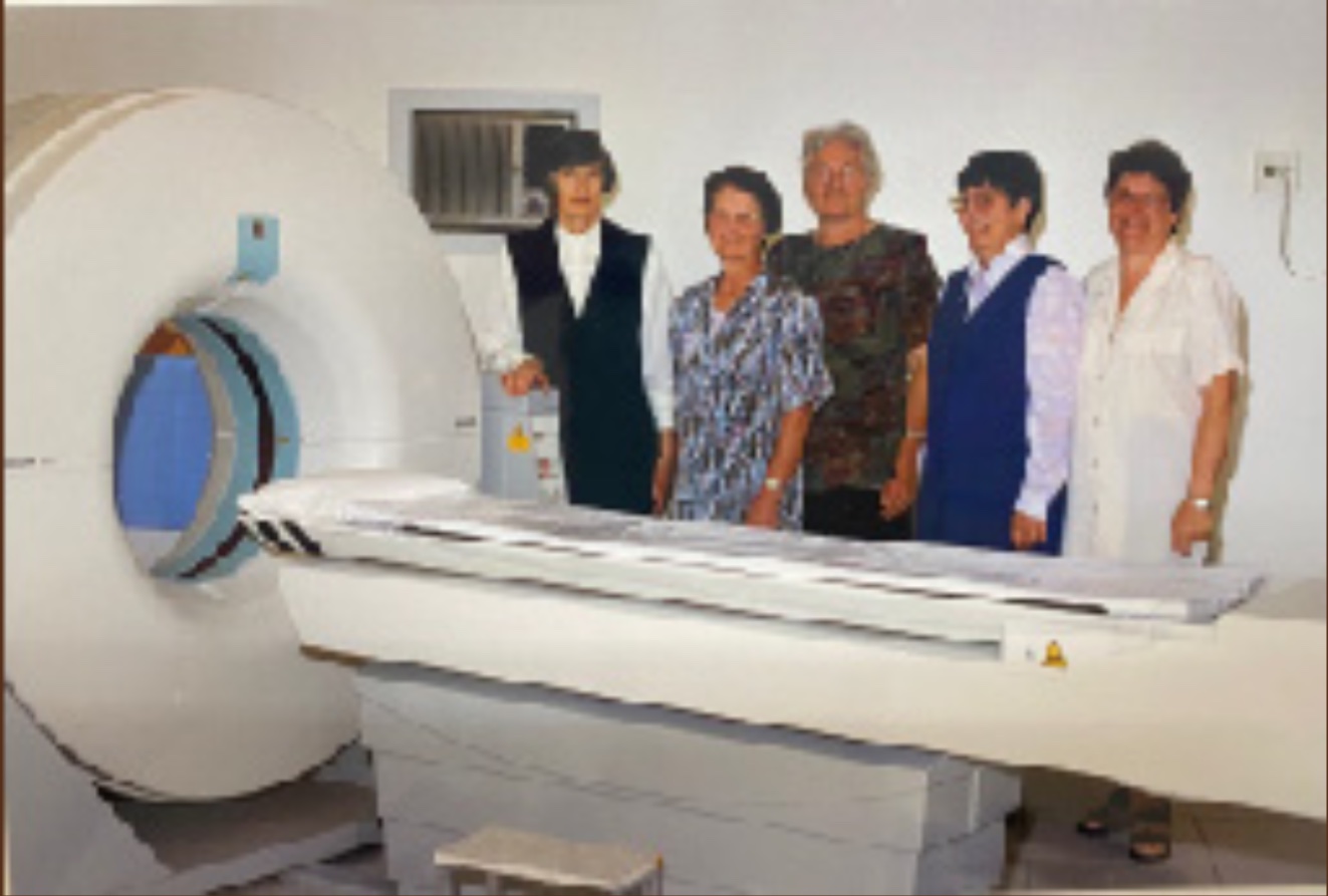Irmãs junto ao aparelho de tomografia